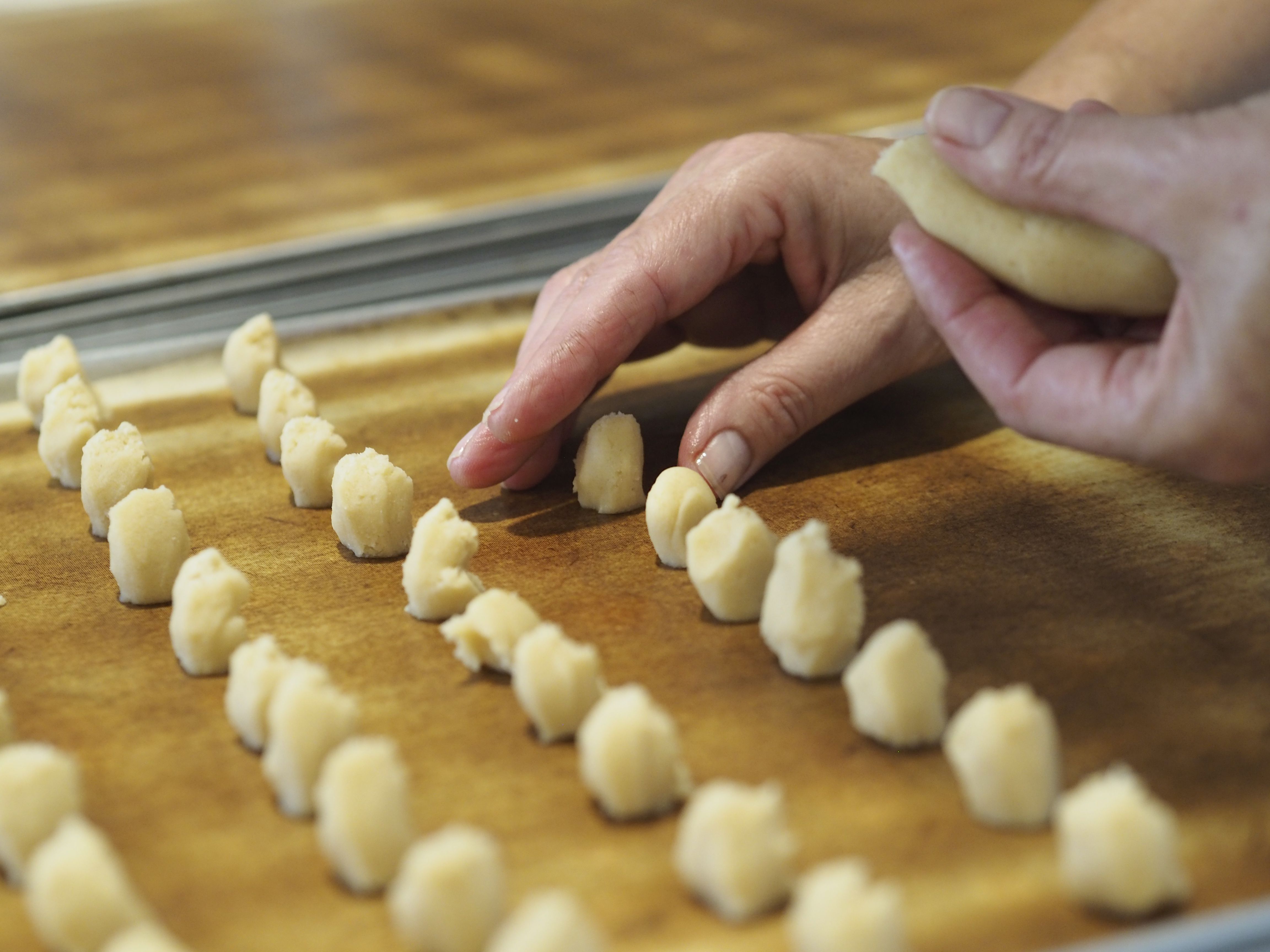 mano haciendo bolitas de masa